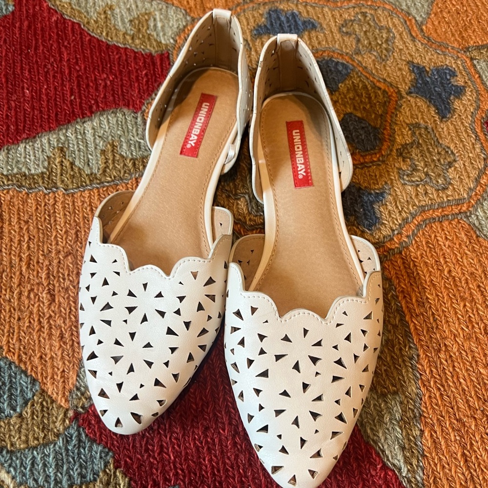 Like New Union Bay Scalloped Wazes Flats in creamy white size 9.5